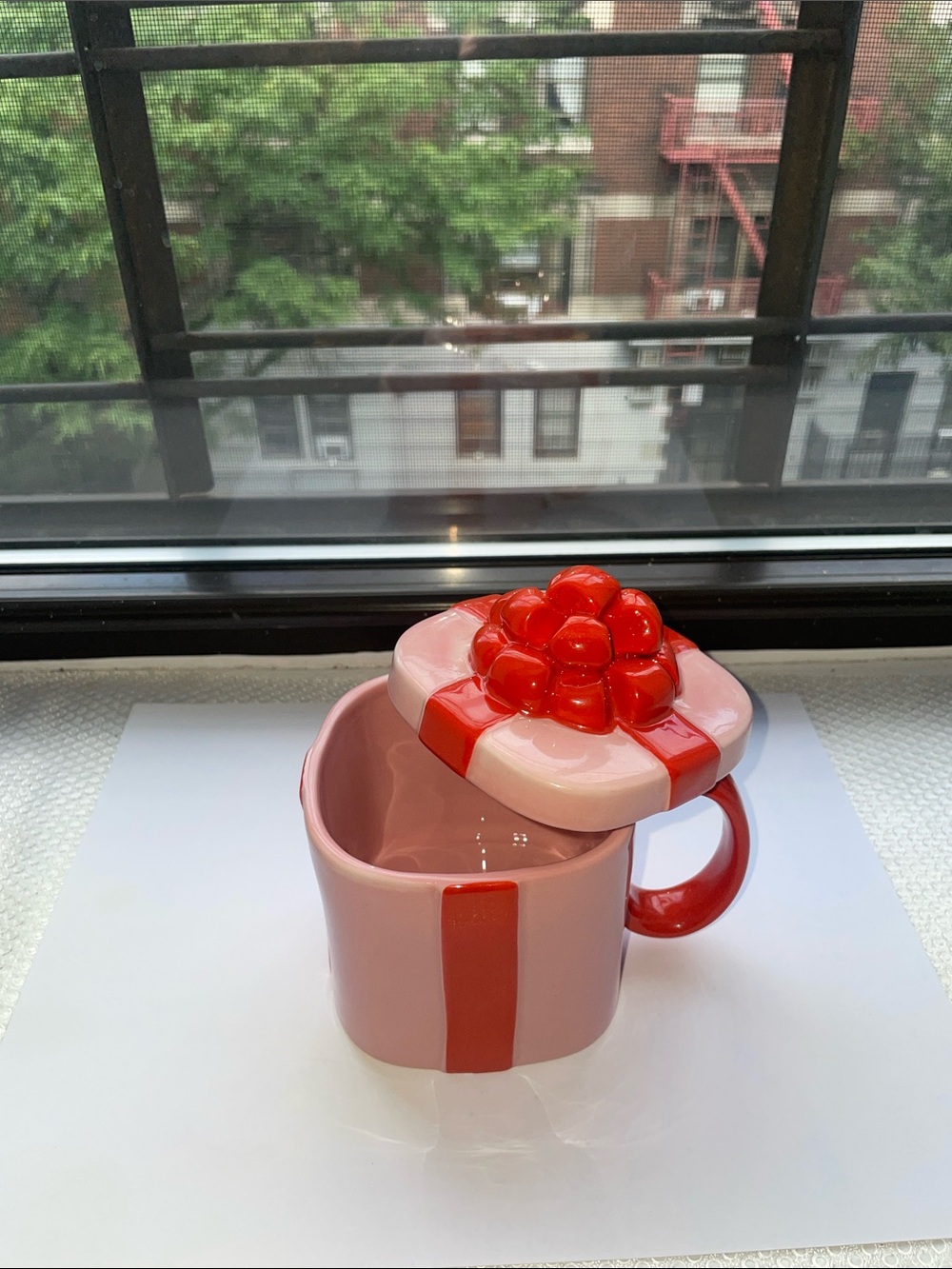 ❤️ NWT Anthropologie Mug in Present Motif in Pink & Red - Picture 8 of 11